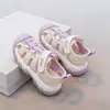 Sandalias Deportivas de Velcro para Niñas Modelo Nuevo 2026 Punta Cerrada Anti-Pateadura Suela Suave Huecas Transpirables Zapatos de Playa para Niños Grandes