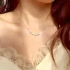 Collar de cadena de plata ligero y lujoso estilo coreano para mujer, con un diseño único y discreto, perfecto como cadena para la clavícula o un accesorio sencillo con pequeños colgantes cuadrados.