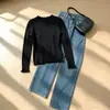 Top de punto acanalado para mujer de principios de otoño con cuello redondo, confeccionado en un tejido suave y elástico que crea un efecto adelgazante.