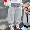 Capa de cuadros estilo coreano para niñas, pantalones de gato, moda casual nueva primavera y otoño 2026 para niñas pequeñas
