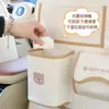 El organizador de asiento trasero de coche Blue Rain, con diseño de oso y conejo de dibujos animados, es una bolsa de almacenamiento que se puede colgar en el respaldo del asiento del coche para evitar que los objetos sean pateados.
