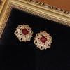 Pendientes hexagonales con incrustaciones de gemas cuadradas rojas doradas retro de 18 años chapados en cobre de la época occidental, estilo industrial pesado.