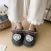 Pantuflas peludas para usar al aire libre 2026 pantuflas de algodón con forma de corazón para mujer con diseño de punta cerrada nuevo estilo para uso en casa suela suave con cordones para otoño e invierno base plana