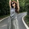 Traje super estiloso estilo coreano para 2026, um novo conjunto de camiseta listrada de manga curta com ombro assimétrico e conjunto de calça pantalona larga de verão para mulheres