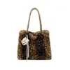 Bolso de felpa cálido y lindo transfronterizo Otoño/Invierno 2026, Bolso de mano mullido estilo coreano, Se puede llevar en la mano/hombro o cruzado