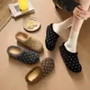 Meias Pantufas Femininas Fechadas com Solado Grosso Estilo Retrô 2026 Novo Estilo Coreano Personalidade Bolinhas Bico Redondo Slip-On Mules Preguiçosas