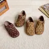 Zapatos Retro Birkenstock para Niños 2026 Primavera/Otoño Nuevo Estilo Zapatos de Cuero Casuales con Correa de Hebilla para Niñas Suela Suave Versátiles Zapatos Individuales