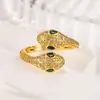 Anel Aberto em Forma de Cobra de Duas Cabeças e Olhos Verdes para Mulheres, Estilo de Luxo Leve de Nicho, Anel Personalizado para Dedo Indicador da Moda 2025