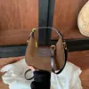 Bolso de mano de terciopelo transfronterizo, minimalista y moderno, una lujosa nueva colección de otoño 2026 para mujer, con un colgante en forma de corazón, diseñado para llevar al hombro, en la mano, cruzado o debajo del brazo.