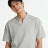 Atacado do Fabricante Design Desconstruído Retro Americano Cor Sólida Pequena Gola V Manga Curta Camiseta para Homens, Top Casual Simples Solto