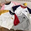 Camiseta de manga corta de algodón puro para niños y niñas, 2026 a rayas bordada nueva marca moderna versátil top de ropa infantil para verano