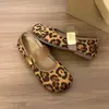 Sapatilhas, bico quadrado, sapatos Mary Jane femininos da moda, 2026, combinados com uma saia de corte reto, bico fino, sola reta, novo estilo coreano