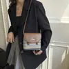 Bolsa de Paja Tejida de Colores para Mujer 2025 Verano Nuevo Bolso Cruzado Tipo Cubo Nicho Simple Bolso de Playa para Vacaciones en la Costa