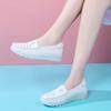Zapatos de enfermera para mujer, primavera y verano 2022, nuevos, cómodos, de suela suave, antideslizantes, con suela gruesa y hueca, combinables con todo, blancos.