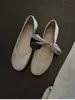 Primeiro Encontro com os Sapatos Vermelhos: Sapatilhas de Salto Baixo com Costuras Aparentes nos Dedos, Recortes Laterais, Abertura Rasa e Aumento Interno de Altura para Mulheres