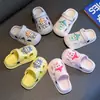 Chinelinhos de bebê em EVA para meninos e meninas, sandálias de verão antiderrapantes para bebês e crianças pequenas, pantufas fechadas para banho infantil em ambientes internos