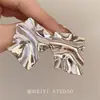 Pendientes geométricos metálicos plisados únicos 2025 explosiones de comercio exterior alta atmósfera moda retro personalidad temperamento pendientes
