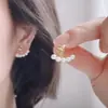 Pendientes de Clip de Lujo Ligero Estilo Hong Kong sin Agujeros para Orejas Pendientes Geométricos de Perla y Camelia para Mujer Sentido Avanzado Simples Elegantes Pendientes Versátiles