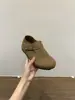 Novos Sapatos Birkenstock Outono/Inverno 2025 para Mulheres, Tiras com Fivela de Solado Plano, Sapatos Preguiçosos, Casuais, Versáteis, Sapatos de Nicho Fashion, Tendência