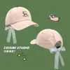 Boné de Baseball Xadrez com Laço e Bordado de Cachorro Cartoon para Mulheres, Estilo Coreano, Primavera e Verão, Versátil, Emagrecimento Facial