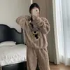 Pijama de Lã Coral Outono/Inverno 2025 para Mulheres, Design de Desenho Animado, Espessado, Quente, Tecido Macio, Roupa de Casa, Conjunto Aconchegante, Calça de Pijama