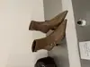 Botas de tornozelo finas, de salto alto e bico fino, coleção outono 2026, design elegante com detalhes de fivela, cabedal em couro elástico, botas femininas