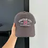 Gorra de Béisbol Retro Coreana con Bloques de Color Desgastados y Parte Superior Suave para Mujer, Nueva Versátil Casual de Primavera/Verano con Letras, Pico de Pato de Moda