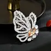 Broche de Borboleta de Pedras Preciosas Coloridas de Alto Padrão com Meias-Asas Estendidas, Design Versátil e Elegante para Ternos Femininos