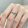 Anel vintage de luxo leve para mulheres, anel de zircônia microincrustada bicolor dourado e prateado, anel aberto ajustável multicolorido com um toque de nicho de alta qualidade