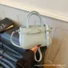 Bolso de mano de color liso simple transfronterizo bolso pequeño para mujer 2026 nuevo calidad textura lichi bolso de un solo hombro alta apariencia bolso cruzado