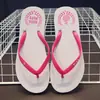 Chanclas de verano para parejas para mujer, de fondo plano, moda estudiantil, para usar en la playa, de tacón plano, celebridad de internet, antideslizantes, sandalias de playa
