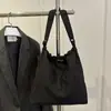 Bolsa de Ombro Cruzada Versátil Simples Casual Elegante Texturizada de Grande Capacidade Nova Moda Outono 2026 Nicho de Alto Valor Estético