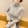 Camiseta interior térmica de cuello alto a rayas blancas y negras para otoño e invierno para mujer 2026, moderna y elegante, top cálido