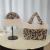 Bolso de mano de felpa con estampado de leopardo para otoño e invierno, patchwork de piel sintética con adornos de pompón, bolso de hombro de moda para mujer, adecuado para ir al trabajo.