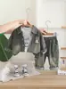 2026 Nueva Moda Otoñal para Niños Ropa Elegante de Primavera y Otoño para Niños Chaqueta de Mezclilla Degradada Conjunto de Tres Piezas de Manga Larga Moderno