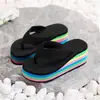 Chinelos para Uso Externo Feminino, Chinelos Femininos Arco-Íris da Moda, Sandálias de Praia de Verão com Solado Grosso e Salto Alto, Verão Transfronteiriço