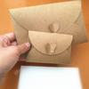 Sobre de papel kraft grande y pequeño con diseño de mariposa de amor estilo europeo retro.