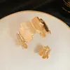 Conjunto de Anel e Pulseira Abertura Folha Padrão Metalizado Europeu e Americano Pulseira de Luxo Leve High-end Pulseira Simples Versátil para Mulheres