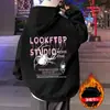 Moletom com Capuz Estilo Americano Hong Kong Engrossado e de Veludo para Homens Outono e Inverno 2025 Novo Solto Tendência Marca Casal High Street Jaqueta
