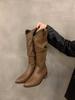 Botas Western Cowboy Pontudas Marrons Retrô de Cano Médio com Boca em V para Mulheres Primavera, Outono e Inverno 2025