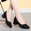 Zapatos de Mamá Flats de Verano 2024 Nuevos Cómodos Delgados Calados Zapatos de Mujer Anciana Punta Afilada Malla Sandalias Cerradas
