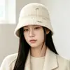Sombrero de pescador de punto desgastado de otoño e invierno para mujer, adelgazante, versátil, sombrero de lana hecho a mano, moderno sombrero de cubo a rayas retro