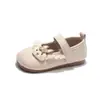 Sapatos de princesa para meninas, nova coleção 2026, sapatos pequenos de couro, prateados, sola macia, sapatos infantis da moda, design de coelho de desenho animado, estilo coreano
