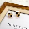 Brincos Quadrados de Trevo de Quatro Folhas Cheios de Diamantes Estilo Europeu e Americano Design de Nicho Pequenos Brincos Simples de Alto Padrão para Mulheres