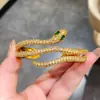 Pulseira Aberta em Formato de Cobra de Três Camadas com Banho Eletrolítico de Ouro Real 18K Zircônia Luxo Acessível Joia de Mão Elegante de Nicho de Alta Qualidade para Mulheres