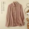 Foto real de la nueva camisa de algodón y lino de manga larga para otoño, color liso, bordada, con cuello camisero, corte holgado, versátil para ir al trabajo, top retro artístico