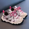Sapatos versáteis para meninas para primavera e outono de 2026, novos tênis esportivos infantis, tênis atléticos de sola macia para meninas, tênis de corrida da moda para crianças mais velhas