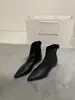 Botas brancas de tornozelo estilo francês para mulheres, nova coleção outono/inverno 2026, bico fino, elásticas, de caimento justo, versáteis e valorizam o corpo, semelhantes às botas Martin