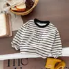 Conjunto de sudadera de otoño a rayas estilo coreano para niños, elegante top de manga larga y jeans versátiles de corte holgado, conjunto de dos piezas para bebés