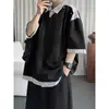 Camisa Polo Estilo Americano com Design Falso de Duas Peças, Design Nicho Masculino de Manga Curta, Camiseta Patchwork Listrada com Toque de Luxo, Meia-Manga Estilosa para Casal